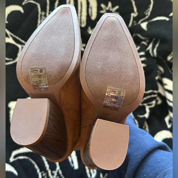 NWOT Suede like Pointed Heeled Fashion Boot - Picture 4 of 4